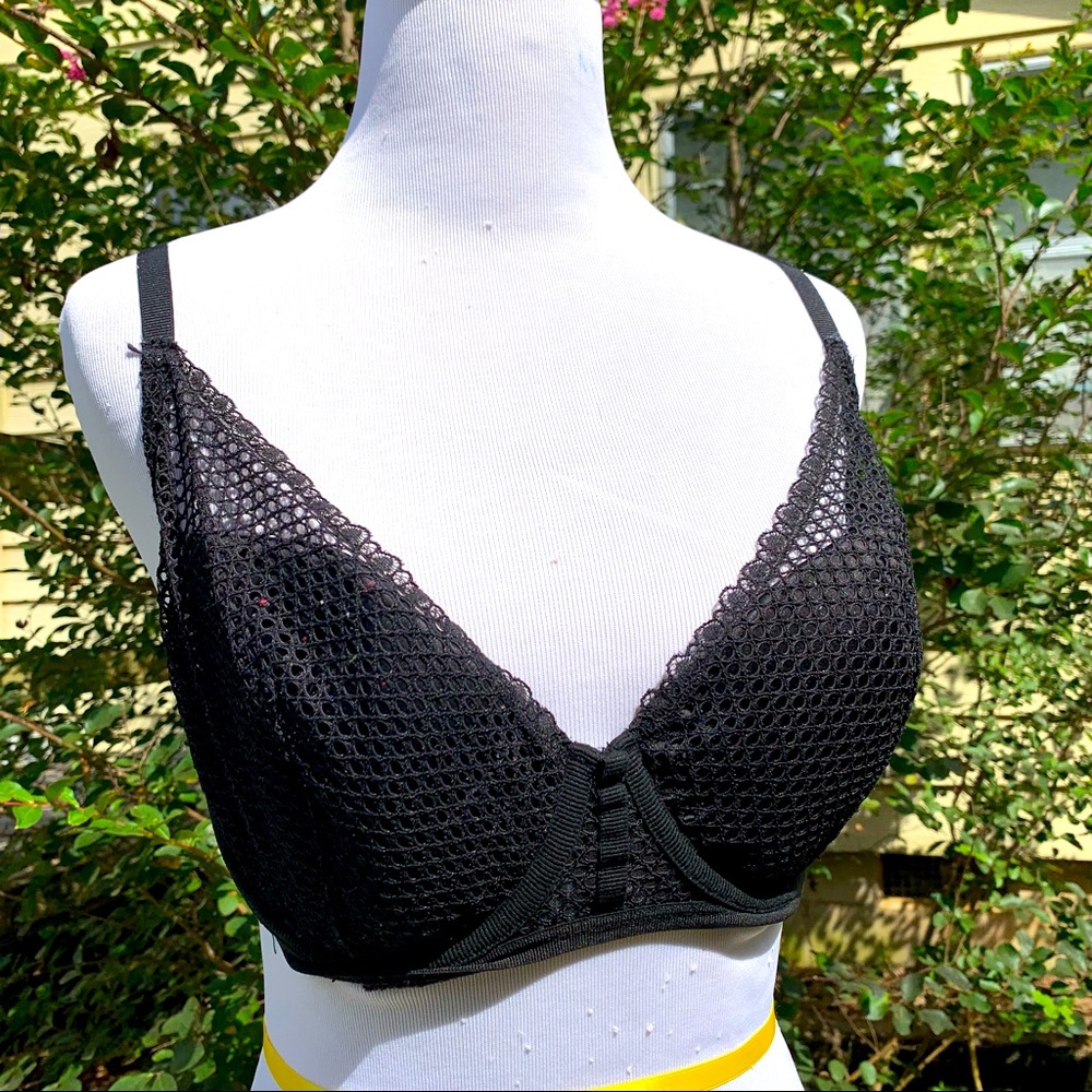 VS 32DDD Fishnet Overlay Detail Pluge Bra Black Lightly Lined Victoria’s Secret